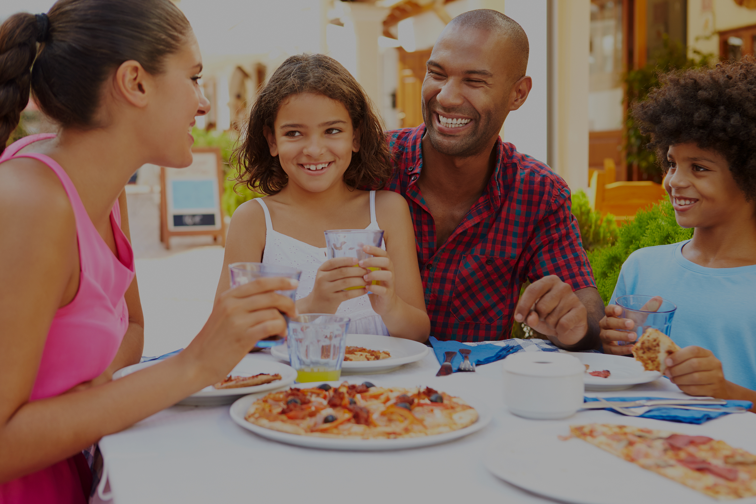 Family meals перевод. Семейный обед в ресторане. Семья фаст фуд. Семья ест фаст фуд. Семья в ресторане.